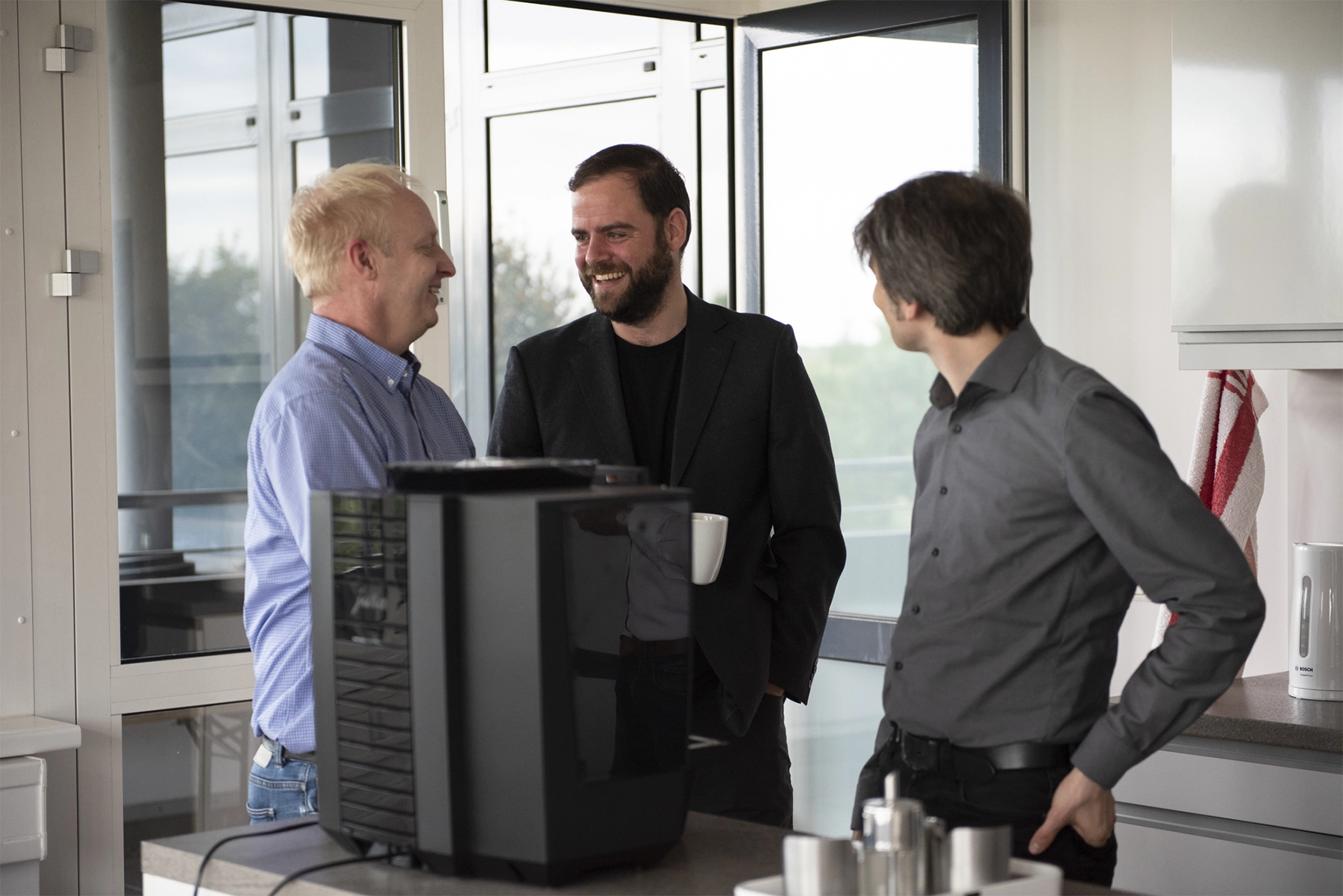 Buero_Kueche_Lachen_Kaffee_Jubilaeum